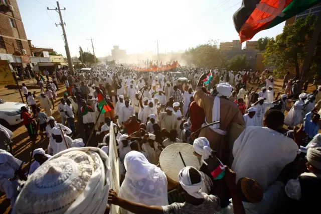 Crowds in Khartoum welcoming Sadiq al-Mahdi