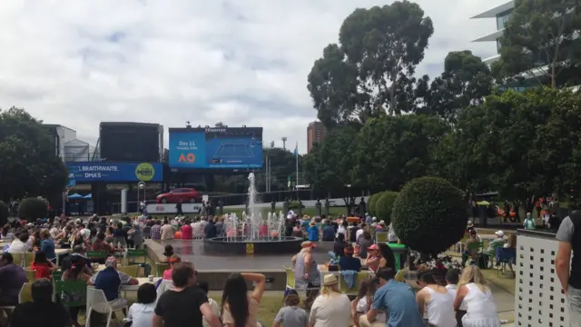 Big cheers for a Venus Williams mini break in garden.