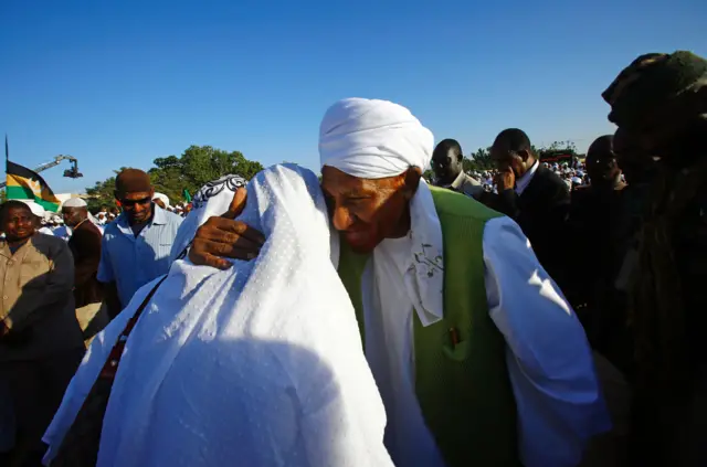 Sadiq al-Mahdi kissing a supporter on his return to Sudan - Thursday 26 January 2017