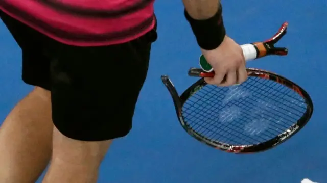 Stan Wawrinka breaks his racquet