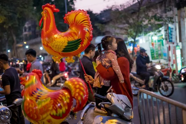 Rooster-shaped balloon