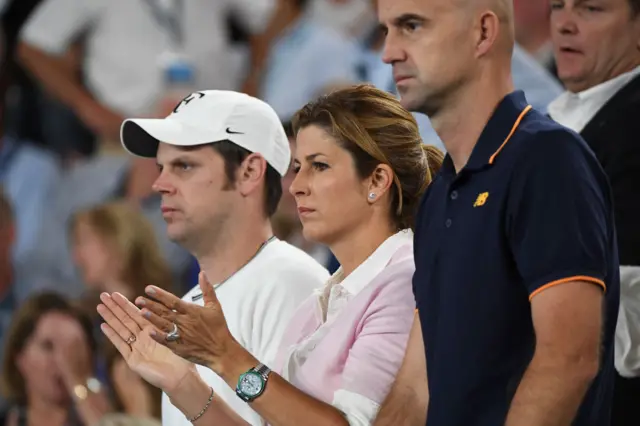 Federer applause