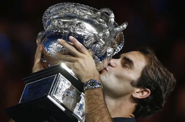 Federer kisses trophy