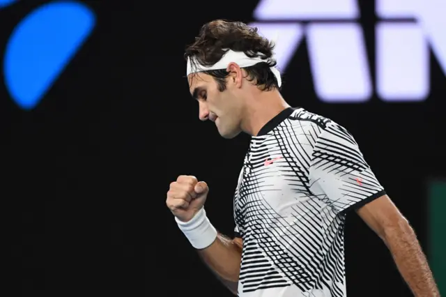 Federer fist