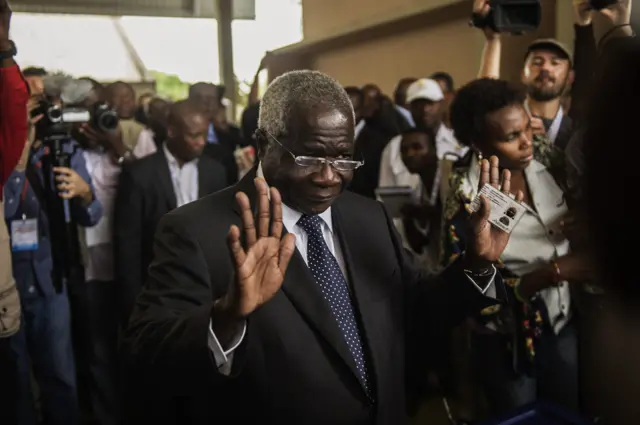 Opposition leader Afonso Dhlakama waving