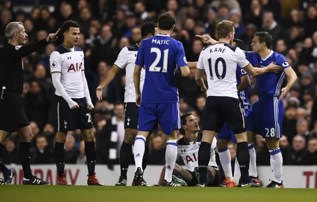 Cesar Azpilicueta clashes with Tottenham players