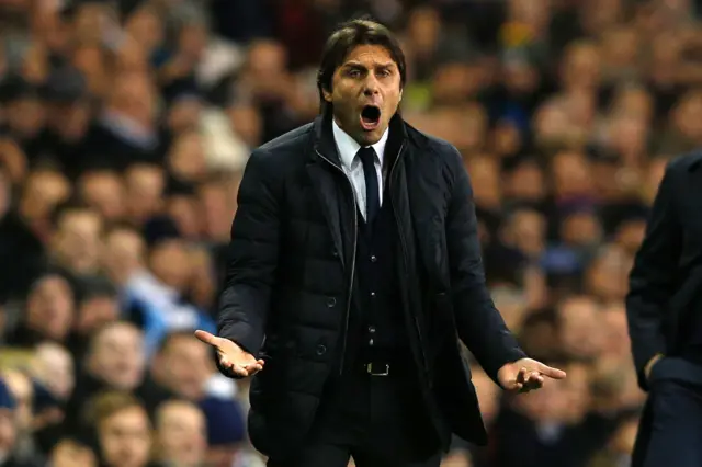 Antonio Conte gestures