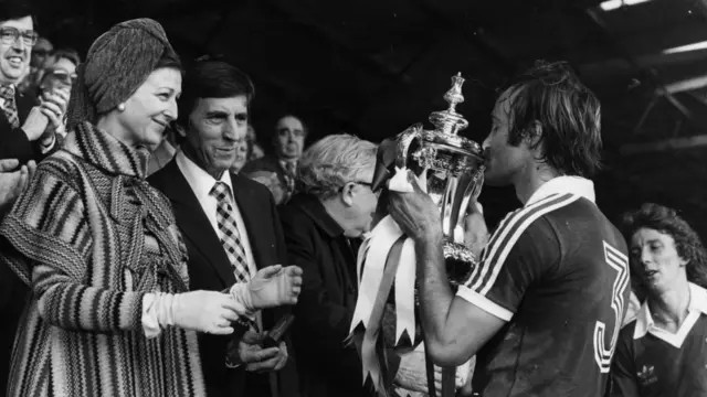 Mick Mills kissing FA Cup