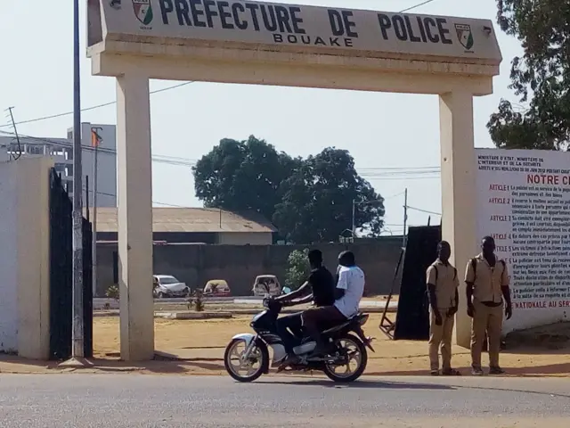 two soldiers stand in front of the prefecture of police in Bouake on January 6, 2017