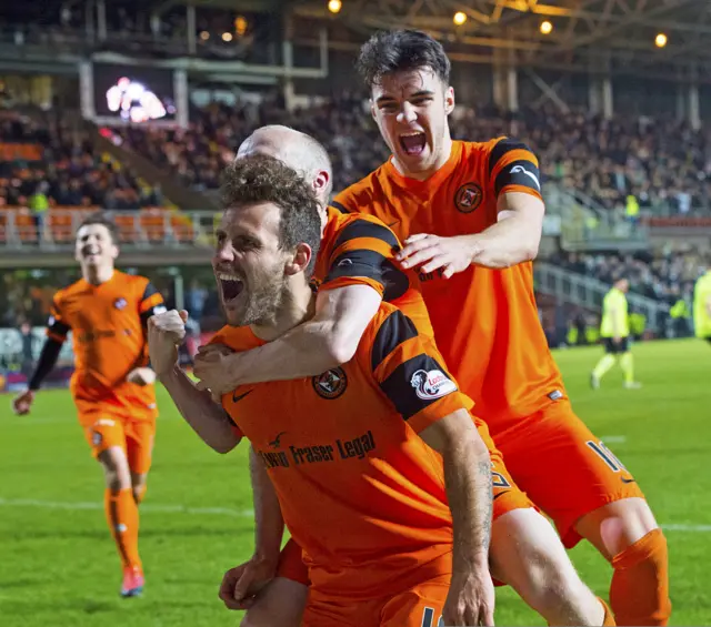 Dundee United celebrate Tony Andreu's winner against Hibs