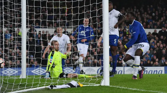 Romelu Lukaku scores