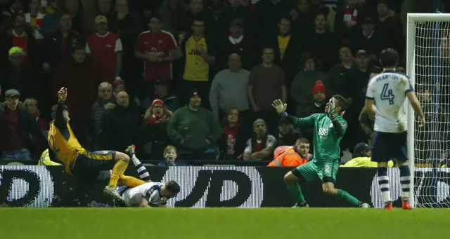 Olivier Giroud scores