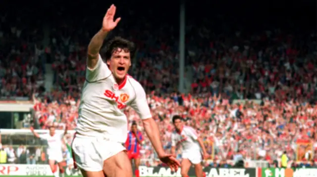 Mark Hughes, 1990