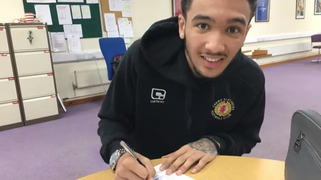 Kiwomya signing