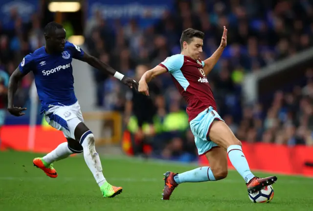 Niasse puts pressure on Lowton