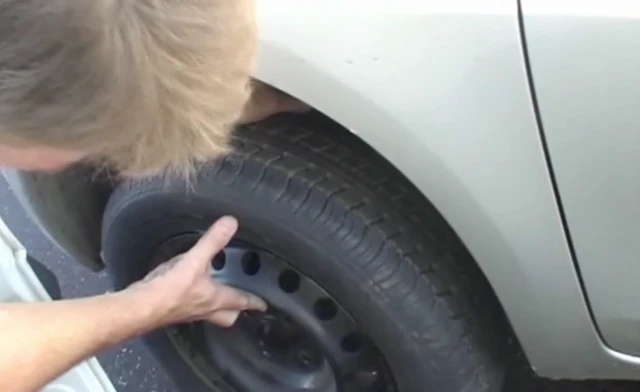 Chaning the car tyre