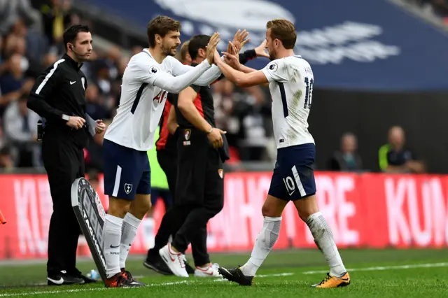 Fernando Llorente comes on as a substitute for Harry Kane