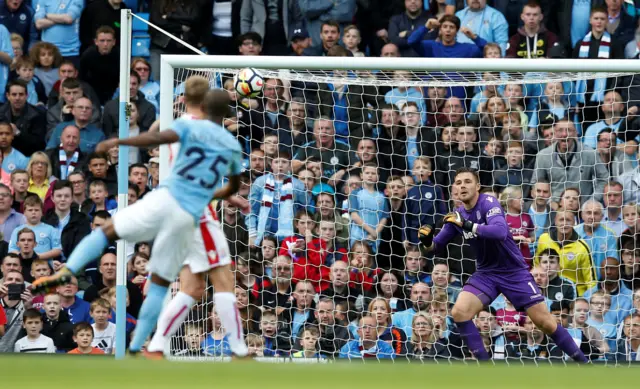 Fernandinho scores