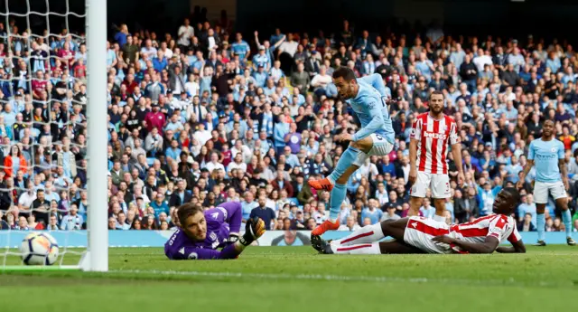 Bernardo Silva scores