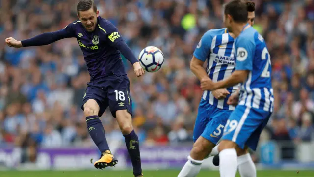 Gylfi Sigurdsson plays a pass