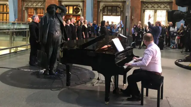 ROH Chorus at St Pancras