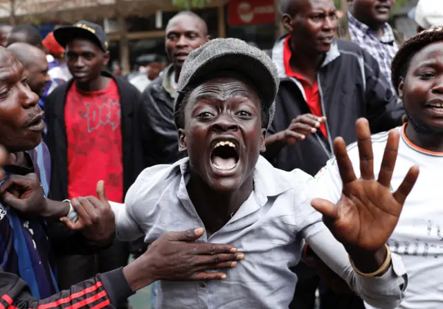 Supporters of Kenyan President Uhuru Kenyatta shout in front of the Supreme Court in Nairobi, Kenya, October 25, 2017