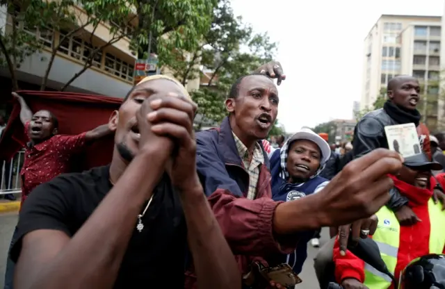 Supporters of Kenya's President Uhuru Kenyatta cheer outside Kenya's Supreme Court in Nairobi, Kenya October 25, 2017.