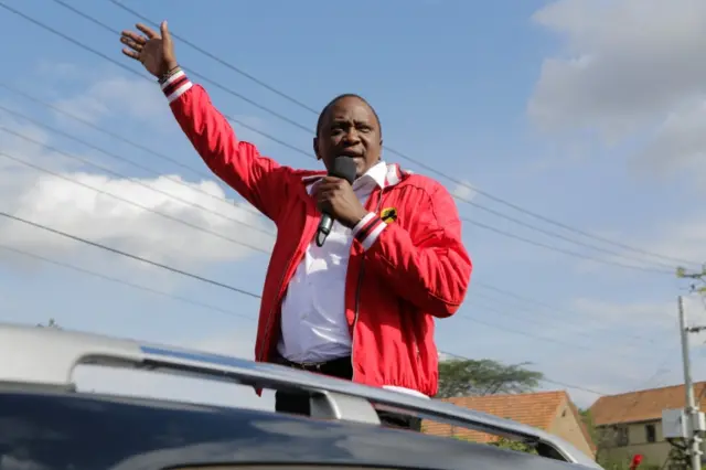 Kenyan President and the leader of the ruling Jubilee party Uhuru Kenyatta (C) addresses his supporters during his last campaign tour in Nairobi, Kenya, 23 October 2017.