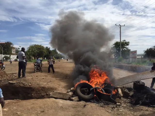 Kisumu roadblock with tyres set on fire