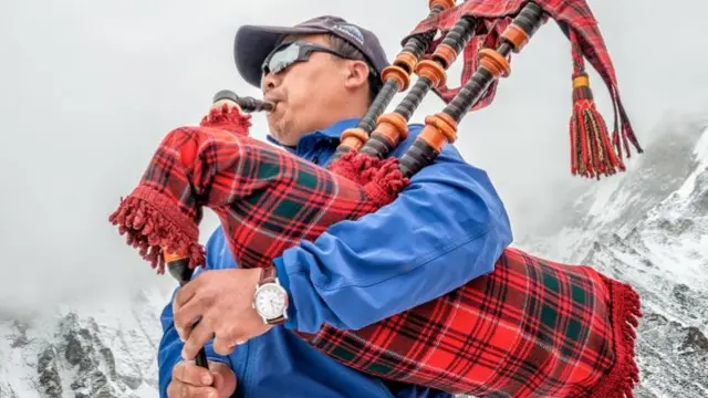 sherpa with bagpipes on everest