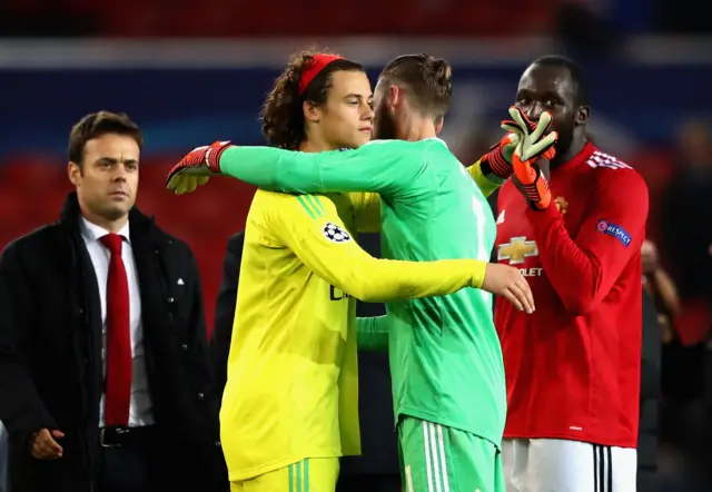 Mile Svilar and David de Gea