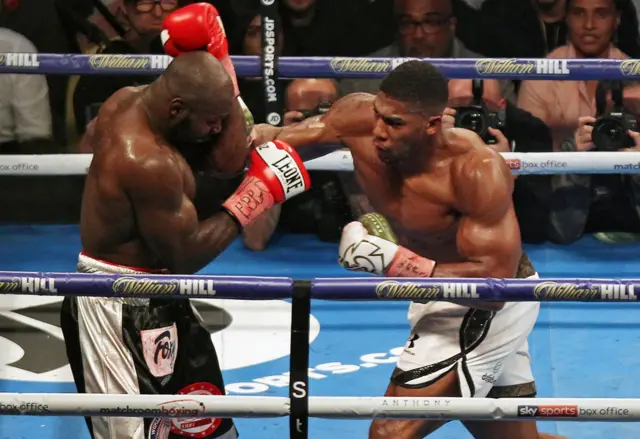 Anthony Joshua (r) beats challenger Carlos Takam