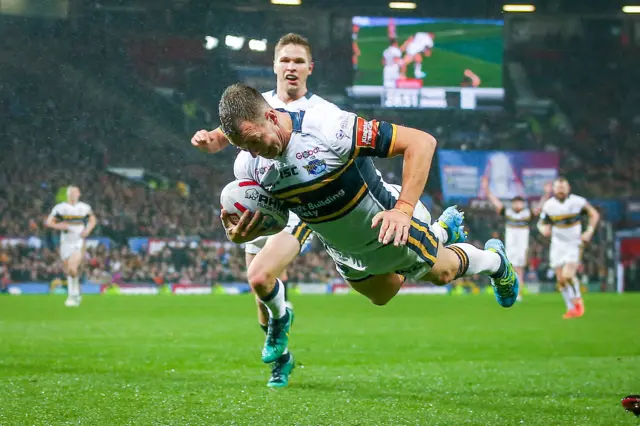 Danny McGuire scores for Leeds