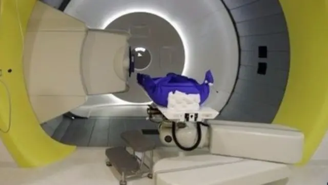 Proton therapy machine