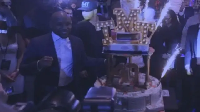 Floyd Mayweather with his cake baked by Paz Heer