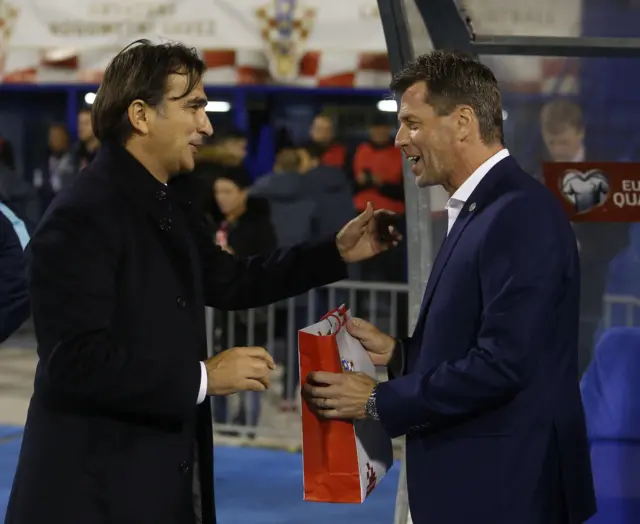 Dalic shakes Skibbe's hand