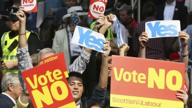 Yes and No campaigners during the 2014 Scottish independence referendum