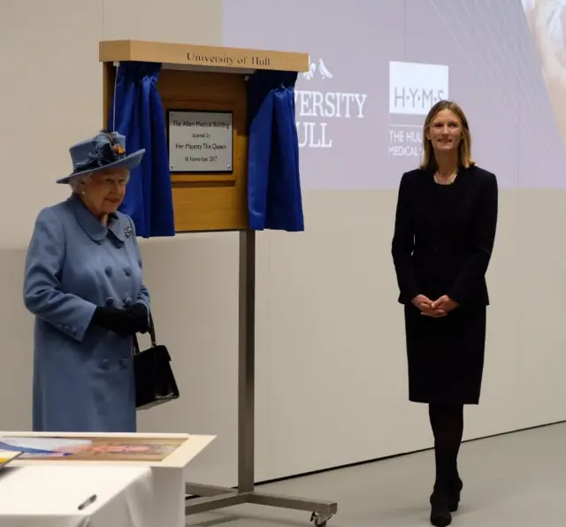 The Queen unveiling a plaque at the Allam Medical Building at Hull Universiy.