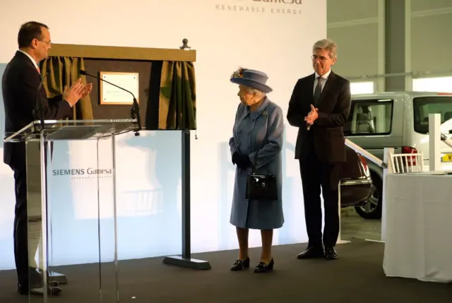 The Queen unveiled a plaque at the Siemens Gamesa factory in Hull.