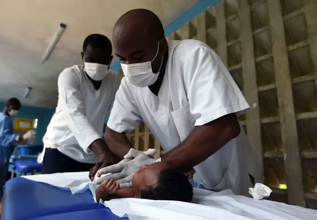 Medical staff treat a child for breathing problems using physical therapy on March 17, 2016 during tests to diagnose pneumonia for children until age five in a health centre in the Attecoube neighborhood in Abidjan.