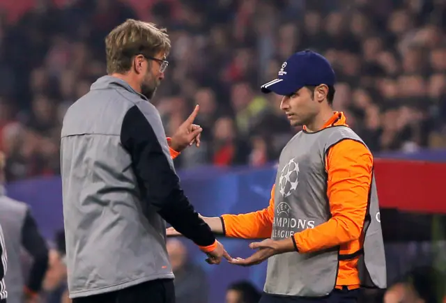 Jurgen Klopp speaks to the ballboy