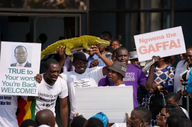 Crowds at Zanu-PF's headquarters, Harare, Zimbabwe - 22 November 2017