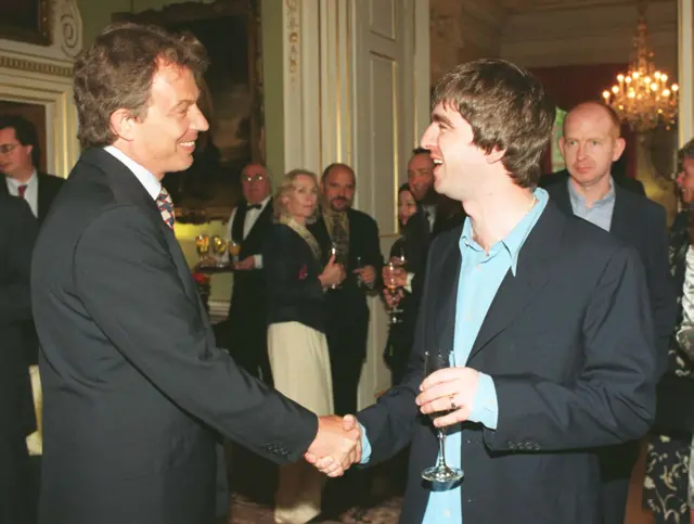 Tony Blair (l) and Noel Gallagher
