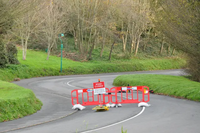 Road closed sign on Le Val des Terres
