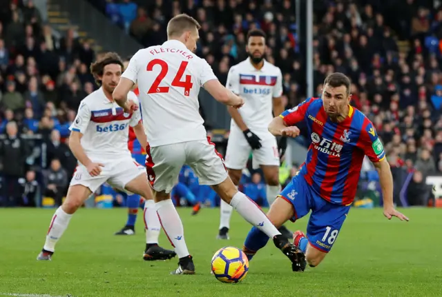 Darren Fletcher and James McArthur compete for the ball