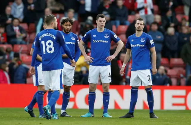 Everton players look dejected after Charlie Austin scores