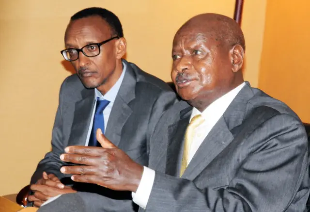 Rwandan President Paul Kagame (L) and his Ugandan counterpart Yoweri Museveni attend on November 21, 2012 a summit meeting at the Speke Resort in the Kampala suburb of Munyonyo.