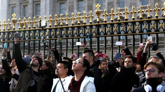 ourists take pictures outside Buckingham Palace after Prince Harry announces his engagement to Meghan Markle, in London, Britain, November 27, 2017.