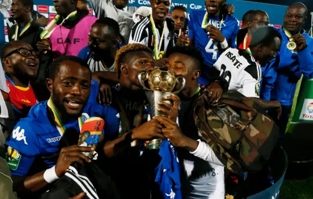 TP Mazembe players celebrate with the trophy their victory over Supersport United in the final football match of the CAF Confederation trophy at Lucas Moripe stadium on November 25, 2017 in Pretoria