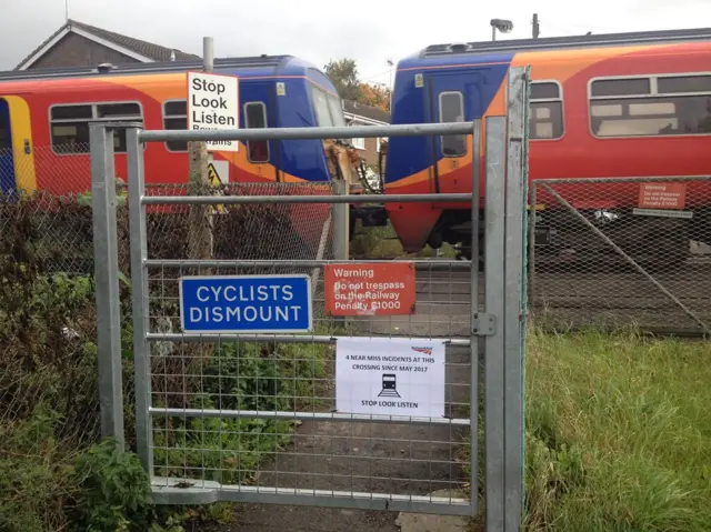 Hatches level crossing